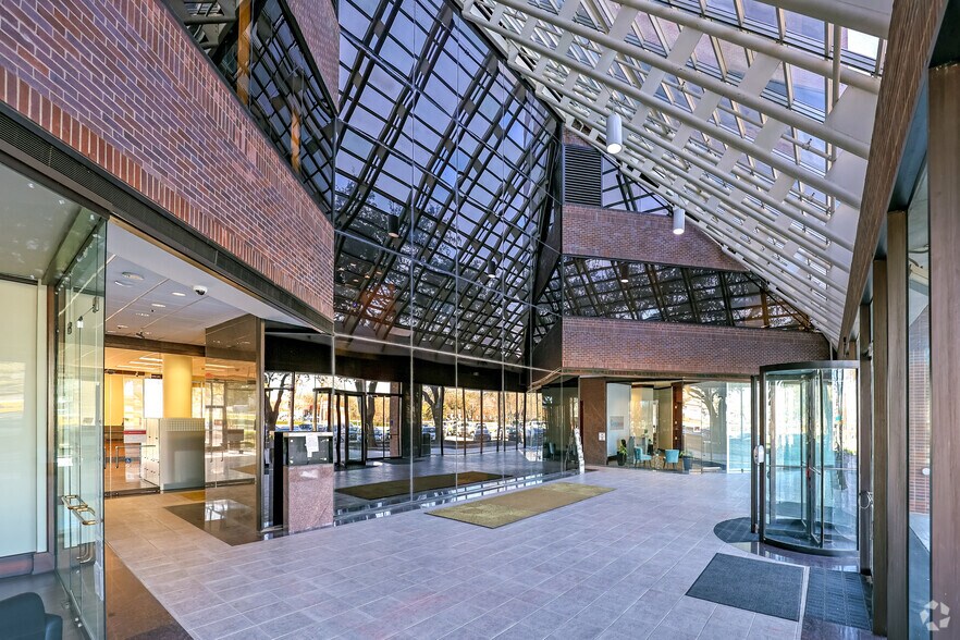 More Photos Of 2000 E Lamar Blvd, Arlington Office For Lease