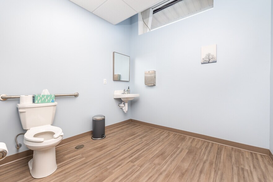 More Photos Of 18 Cedar St, Newington Storefront Retail Office For Lease