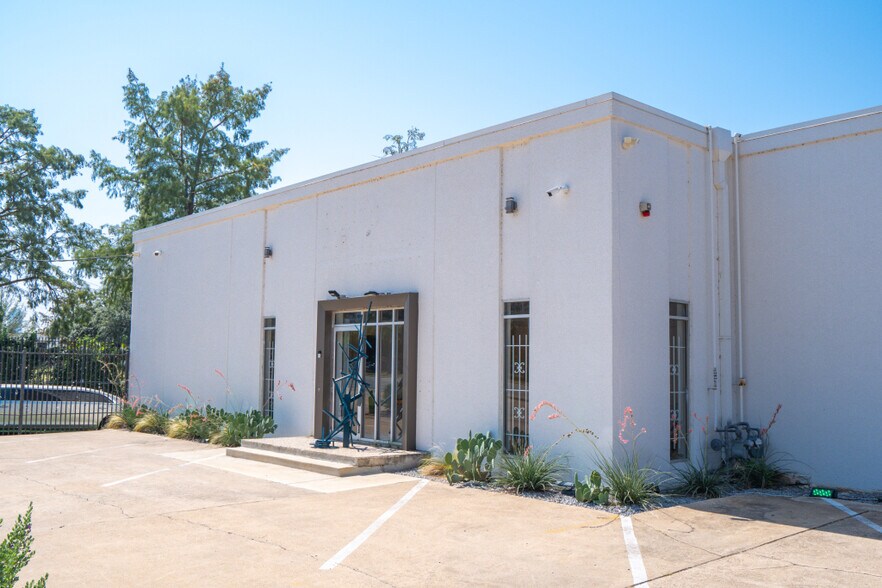 More Photos Of 2833 Irving Blvd, Dallas Showroom For Sale