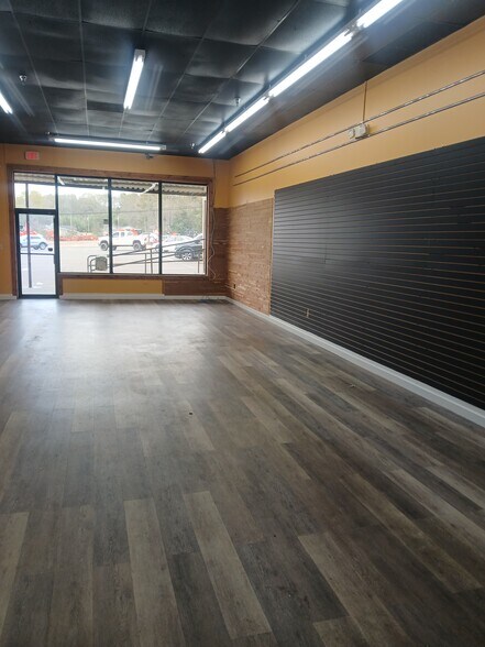 More Photos Of 595 E Main St, Philadelphia General Retail For Lease