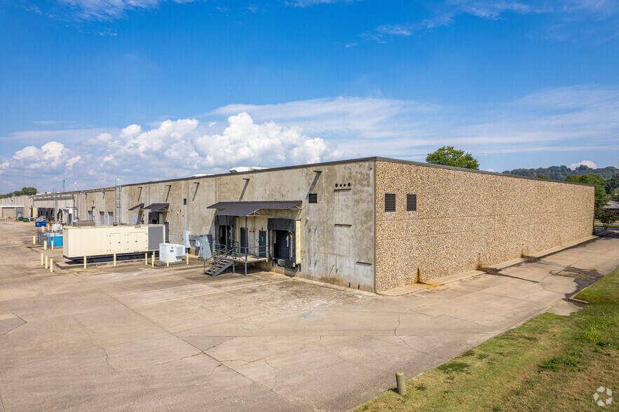 More Photos Of 2201 Brookwood Dr, Little Rock Light Distribution For Lease