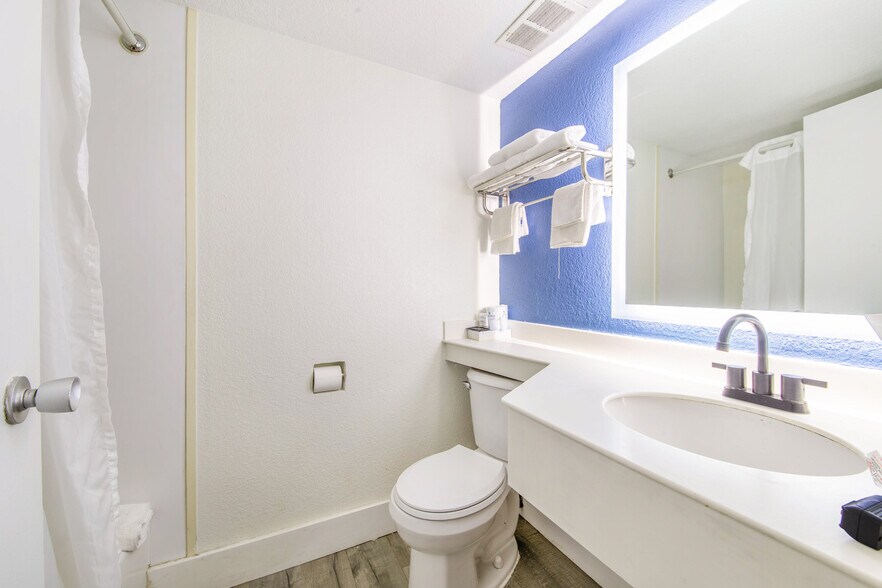 More Photos Of 2725 W International Speedway Blvd, Daytona Beach Hotel For Sale