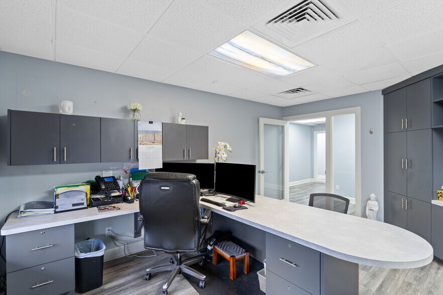 More Photos Of 6241 Arc Way, Fort Myers Office For Sale