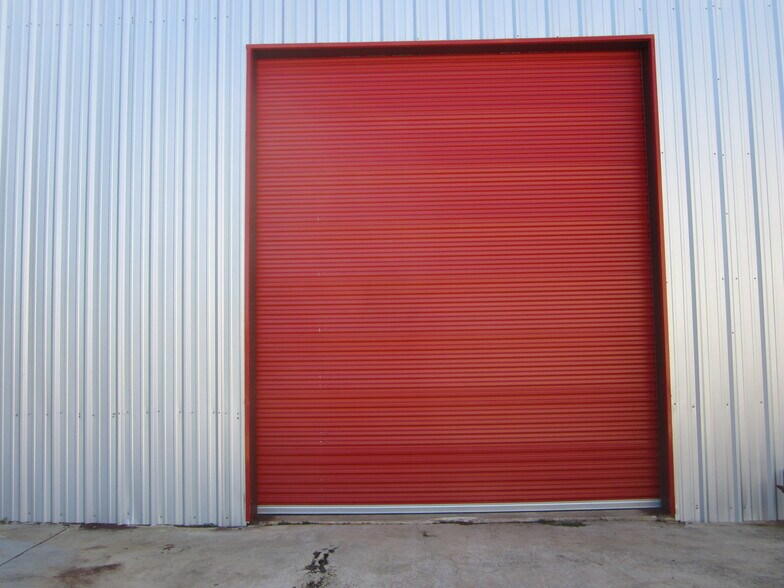 More Photos Of 10141 TX Loop 106, Adkins Showroom For Sale