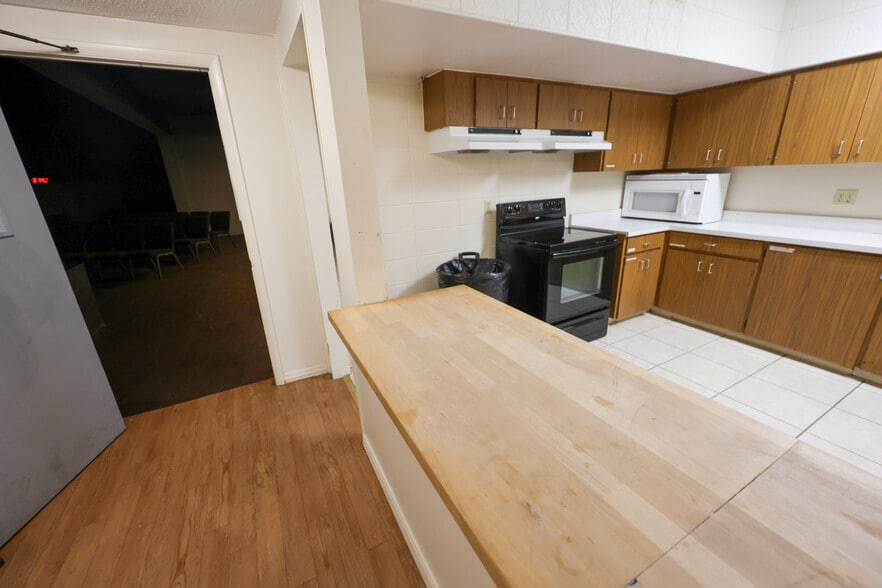 More Photos Of 3005 S Tuttle Ave, Sarasota Religious Facility For Sale