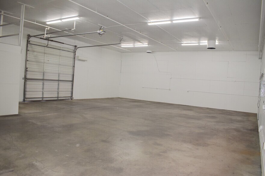 More Photos Of 4216 W 7th Ave, Eugene Warehouse For Lease
