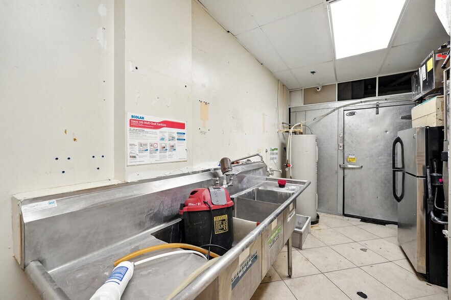 More Photos Of 320 1st St N, Jacksonville Beach Office Residential For Lease