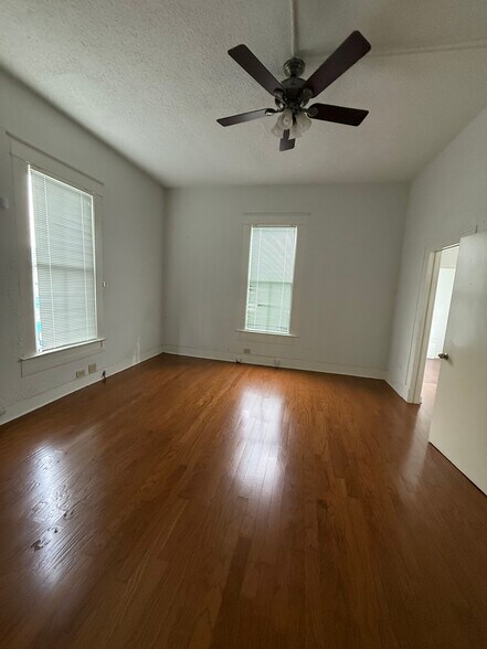 More Photos Of 926 S Alamo St, San Antonio Storefront Retail Office For Lease