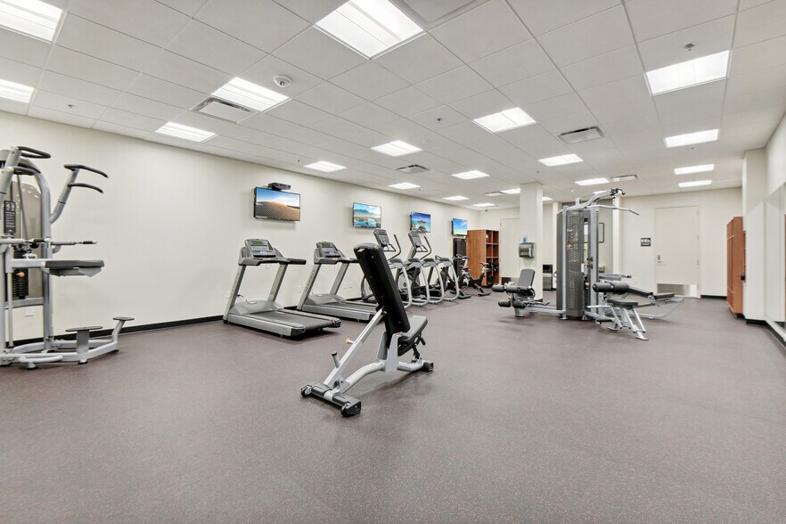 More Photos Of 5440 Cherokee Ave, Alexandria Showroom For Lease