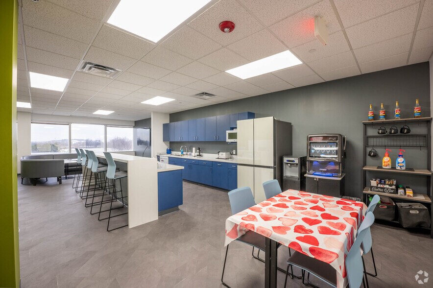 More Photos Of 3905 Vincennes Rd, Indianapolis Office For Sale