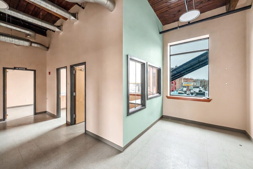 More Photos Of 306 Race St, Holyoke Medical For Lease
