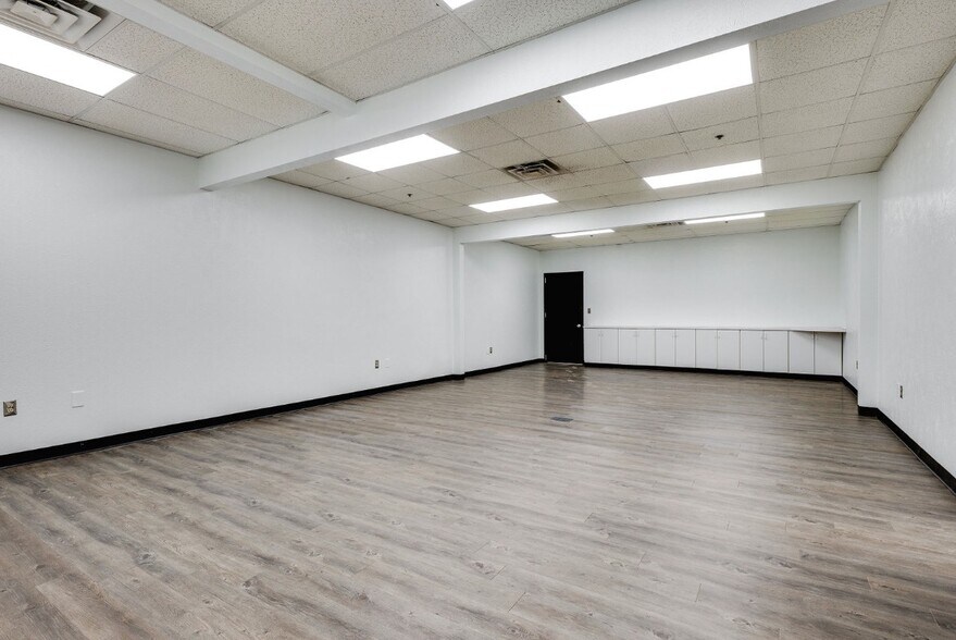 More Photos Of 740 Regal Row, Dallas Warehouse For Lease