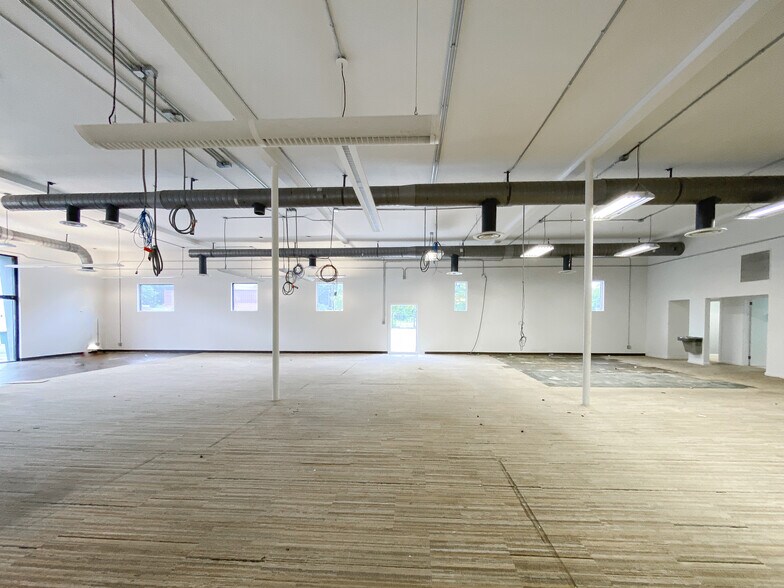 More Photos Of 120 E 42nd St, Savannah Bar For Lease