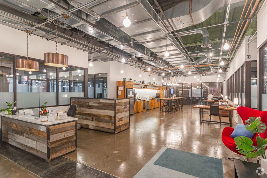 More Photos Of 1165 N Clark St, Chicago Coworking Space