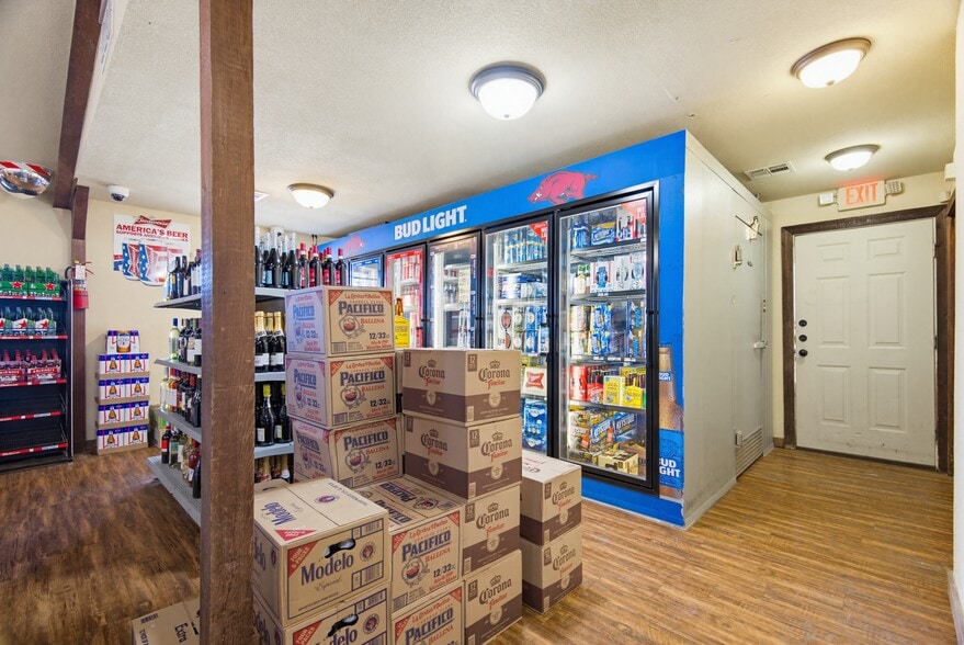 More Photos Of 809 Lester Ln, Rogers General Retail For Sale