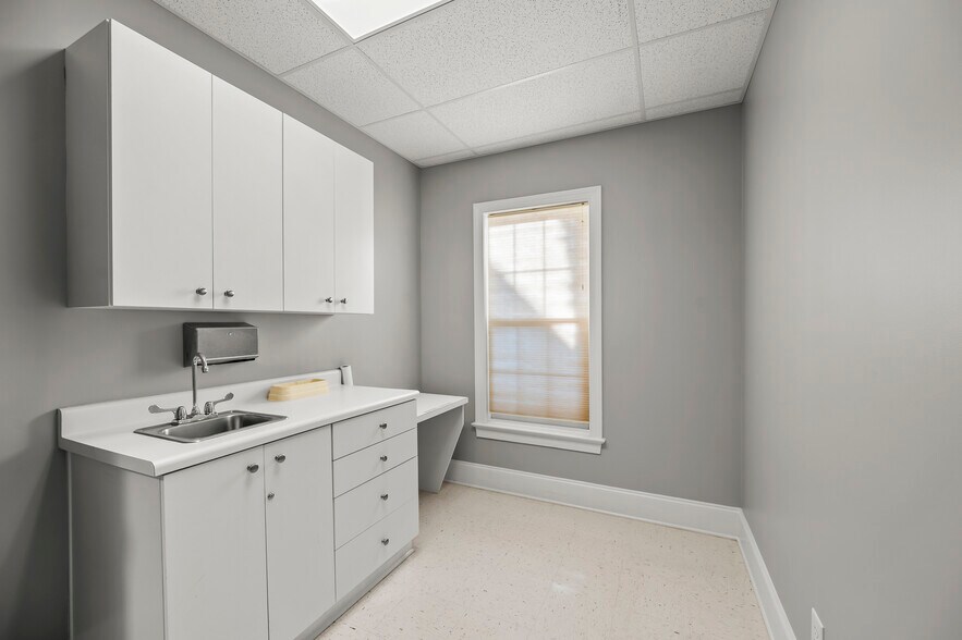 More Photos Of 6614 Shallowford Rd, Lewisville Medical For Lease