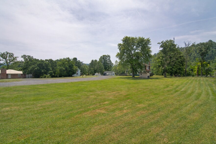 More Photos Of 101 Davis st, Alderson Freestanding For Sale