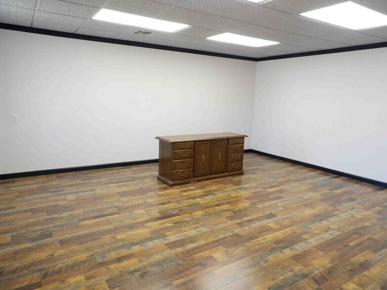 More Photos Of 400 E Jack Choate Ave, Hennessey Office For Sale