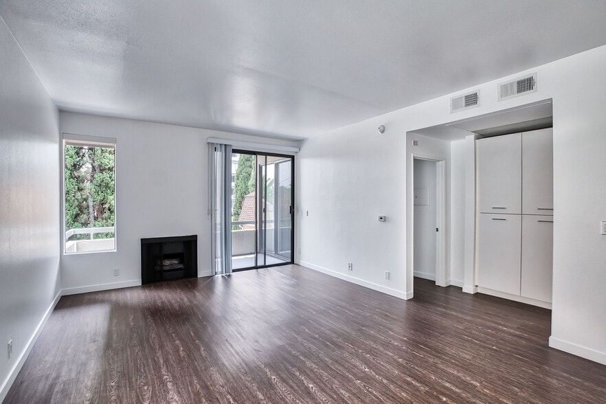 More Photos Of 1912 Whitley Ave, Los Angeles Apartments For Sale
