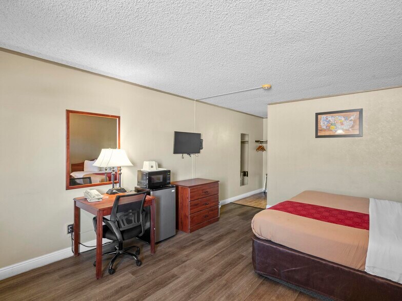 More Photos Of 1225 S State St, Salina Hotel For Sale