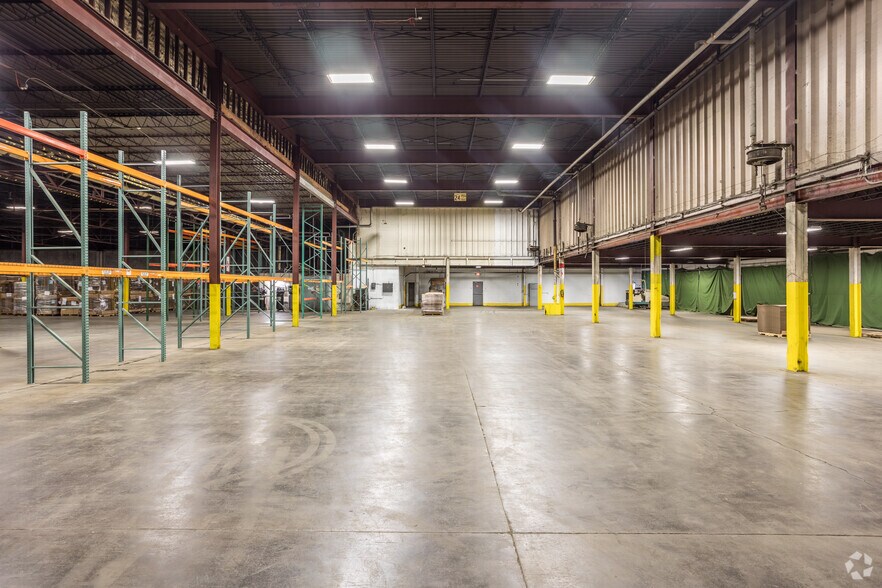 More Photos Of 1500 Delaware Ave, Des Moines Distribution For Lease
