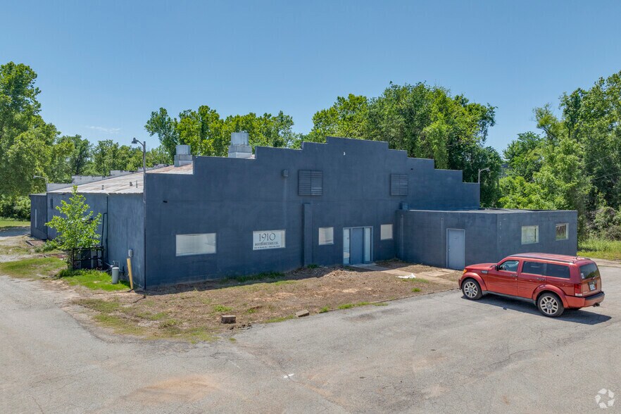 More Photos Of 920 W Skelly Dr, Tulsa Manufacturing For Lease