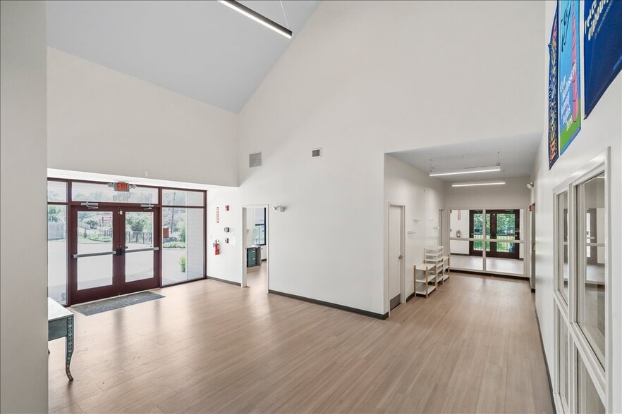 More Photos Of 1430 Poplar Ave, Memphis Office For Sale