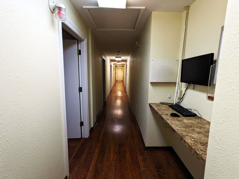 More Photos Of 214 S Burnside Ave, Gonzales Medical For Lease
