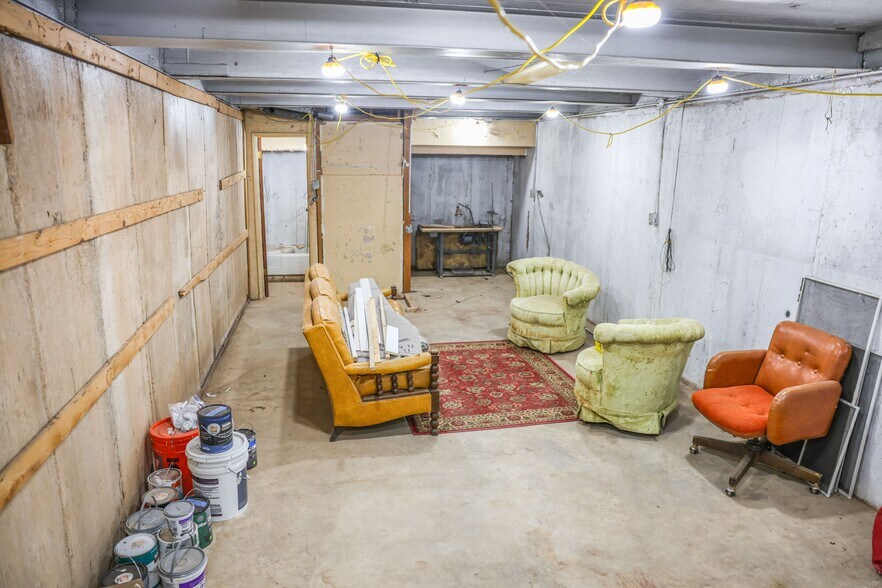 More Photos Of 2423 W Campbell Ave, Phoenix Warehouse For Lease