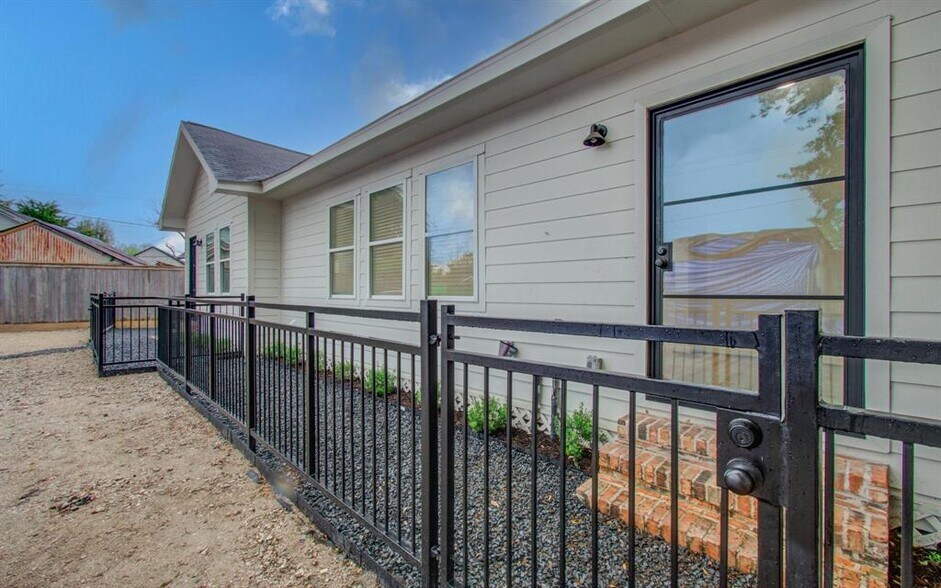 More Photos Of 4006 Navigation Blvd, Houston Office Residential For Lease