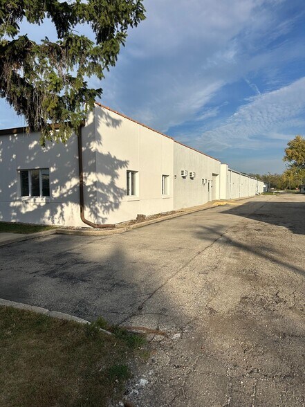 More Photos Of 402 N Main St, Walworth Warehouse For Lease