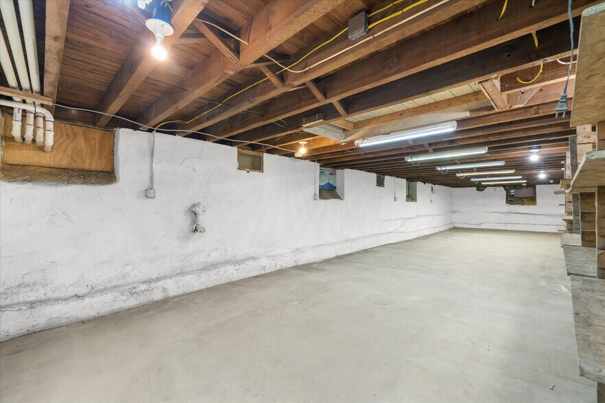 More Photos Of 102 S Richmond St, Fleetwood Warehouse For Sale