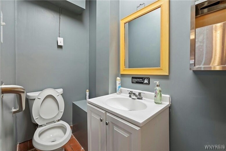 More Photos Of 1701 Pine Ave, Niagara Falls Restaurant For Sale