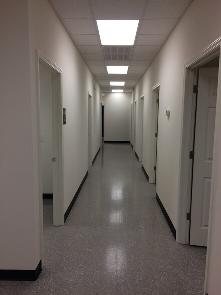 More Photos Of 2231 NW Broad St, Murfreesboro Showroom For Lease