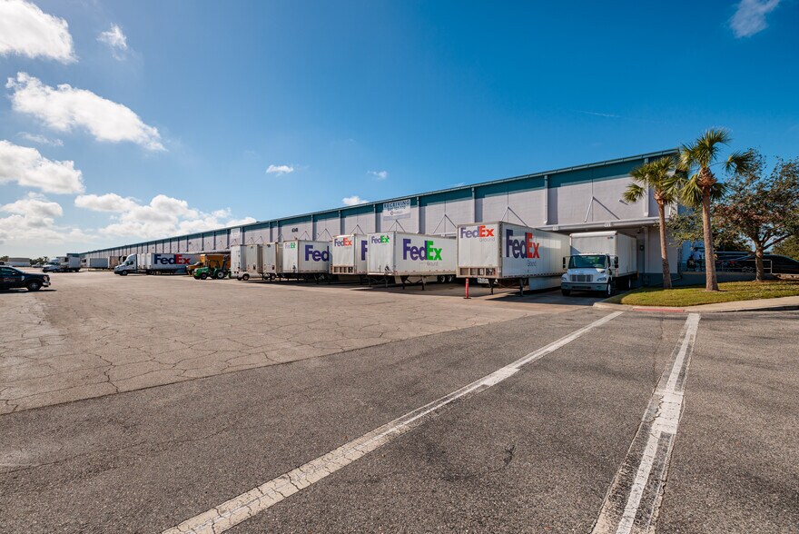 More Photos Of 6100-6284 McIntosh Rd, Sarasota Refrigeration Cold Storage For Lease