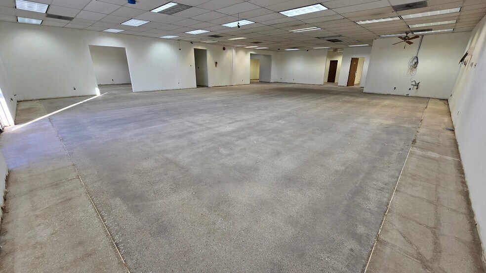 More Photos Of 605 W Mockingbird Ln, Dallas Showroom For Sale