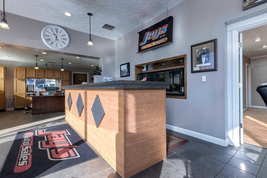 More Photos Of 1545 Berry Blvd, Louisville Auto Dealership For Sale
