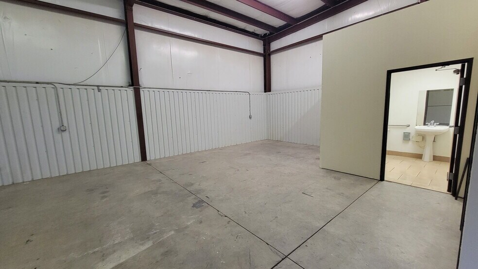 More Photos Of 3531-3547 MacDonnell Ave, Norman Warehouse For Lease