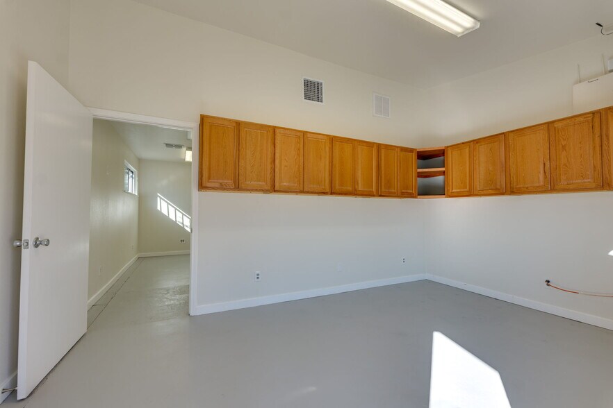 More Photos Of 7310 Sherwood Rd, Austin Flex For Lease