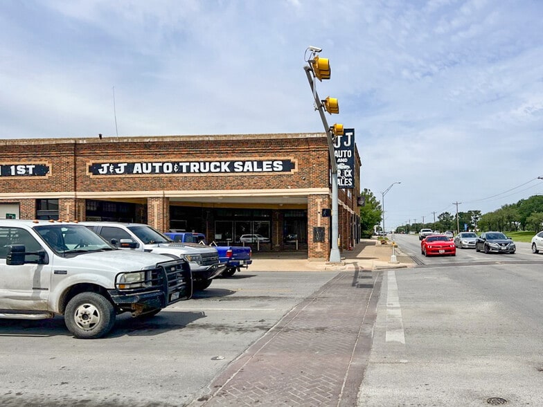 More Photos Of 1305 S 1st St, Abilene General Retail For Sale