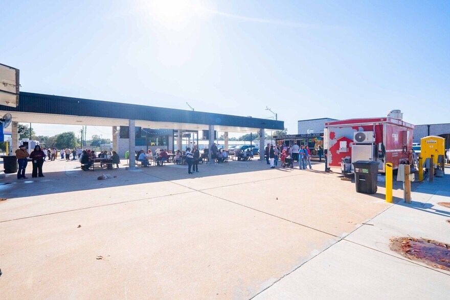 More Photos Of 2311 Main St, Waller Flex For Lease