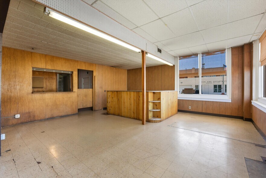 More Photos Of 201 N 2nd St, Raton Auto Repair For Sale