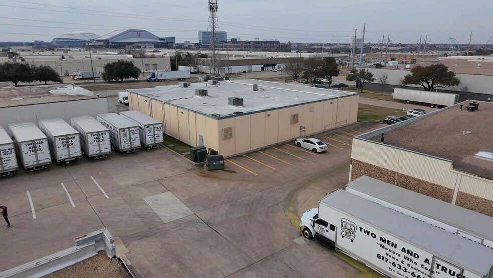 More Photos Of 320-322 International Pky, Arlington Warehouse For Lease