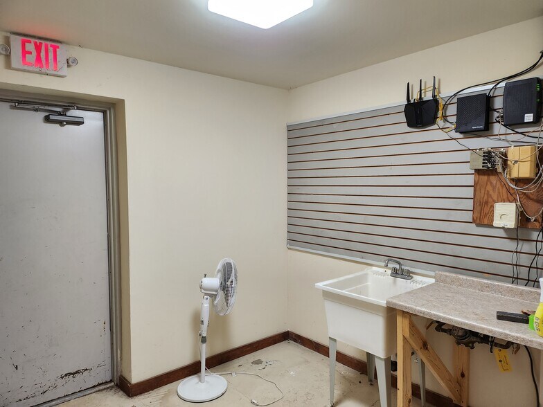 More Photos Of 459-473 N Washburn St, Oshkosh Storefront Retail Office For Lease