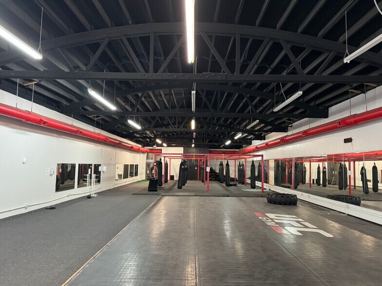 More Photos Of 3215-3219 N Broadway St, Chicago Health Club For Lease