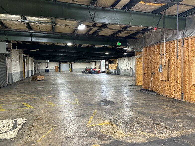 More Photos Of 6704 Pingree Rd, Crystal Lake Manufacturing For Lease