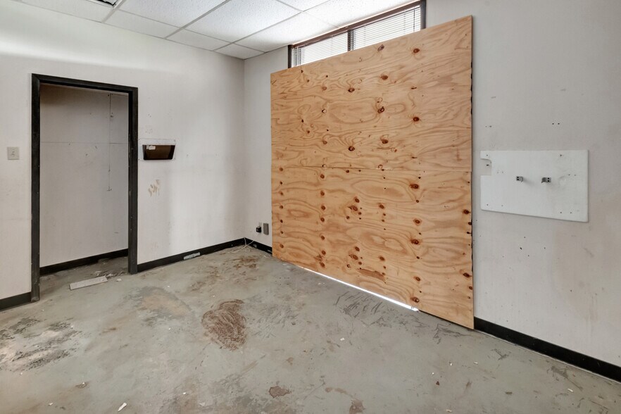 More Photos Of 104 Teakwood Dr, Victoria Medical For Sale