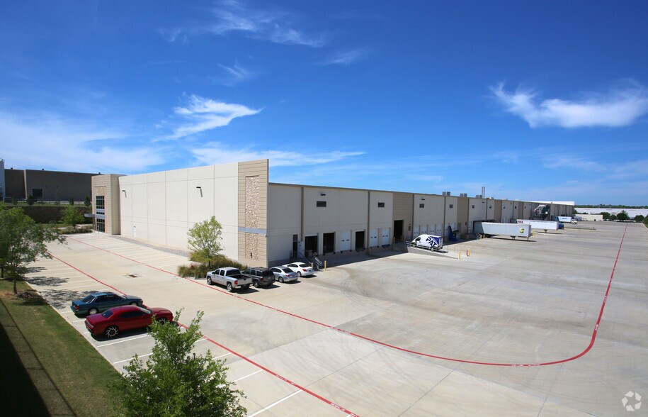 More Photos Of 5430 FAA Blvd, Irving Distribution For Lease