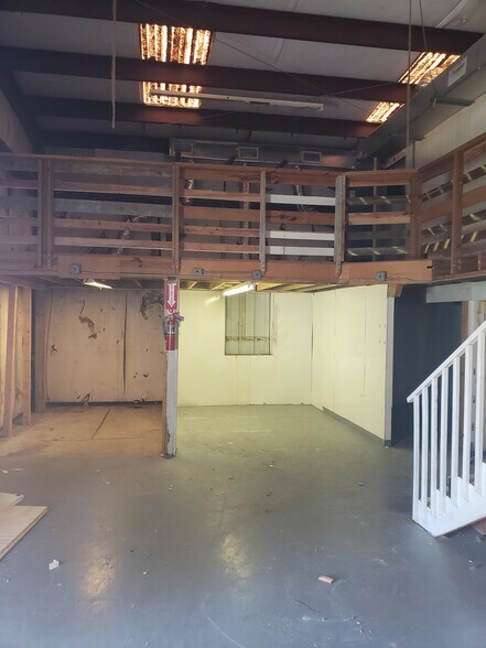 More Photos Of 585 1st Ave S, Jacksonville Beach Showroom For Lease