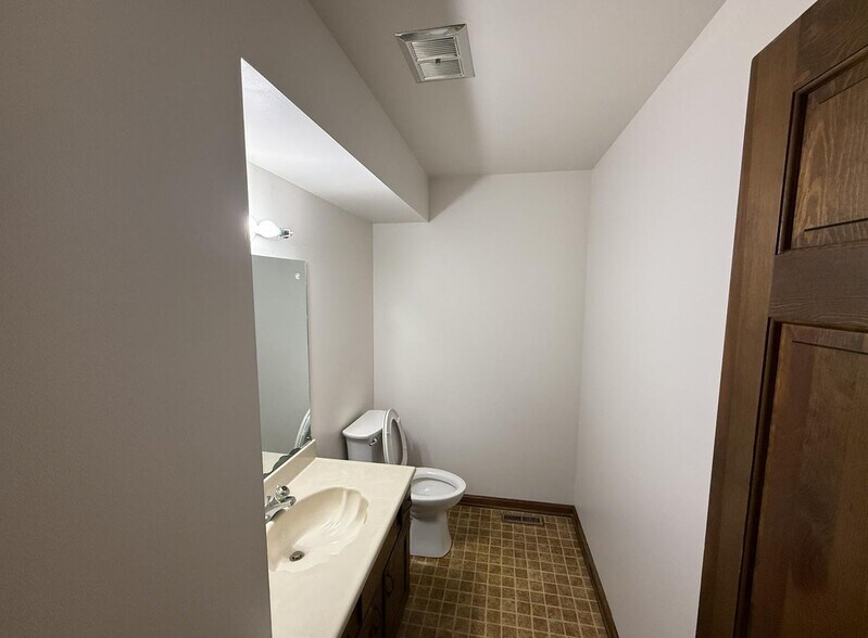 More Photos Of 600 Barrett Blvd, Henderson Office For Sale
